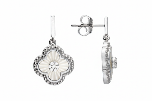 Earrings in 3:2 format