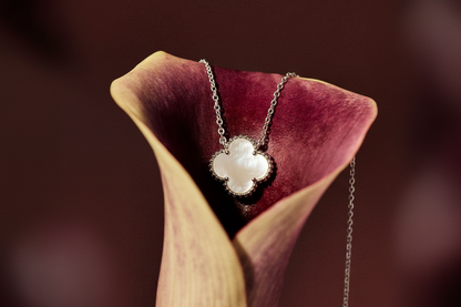 Mother-of-pearl pendant in calla lily